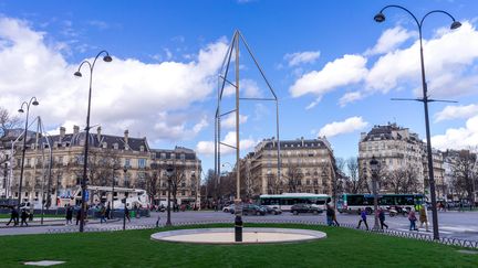 Les nouvelles fontaines en forme de mâts conçues par Ronan et Erwan Bouroullec&nbsp;sur les Champs-Elysées le 7 mars 2019. (BRUNO LEVESQUE / MAXPPP)