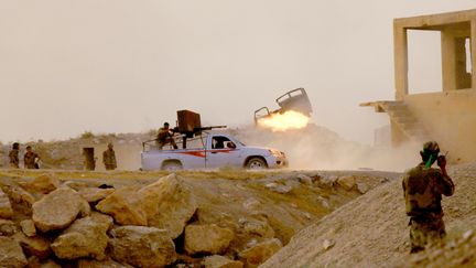 Des membres de l'opposition syrienne combattent dans un village pr&egrave;s de Damas, le 12 septembre 2015. (AMMAR SAAB / ANADOLU AGENCY / AFP)