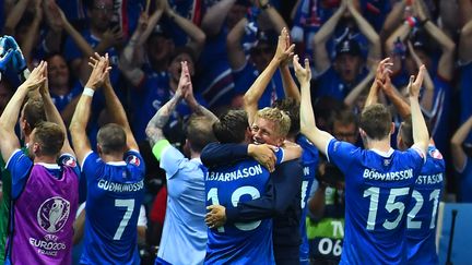 La joie des joueurs islandais après leur qualification en quarts de finale de l'Euro, face à l'Angleterre (2-1), le 27 juin 2016 à Nice (Alpes-Maritimes). (ANNE-CHRISTINE POUJOULAT / AFP)