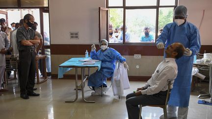 Un dépistage du Covid-19 réalisé à l'aide de tests antigéniques, lundi 28 septembre 2020 à New Delhi (Inde). (PRAKASH SINGH / AFP)