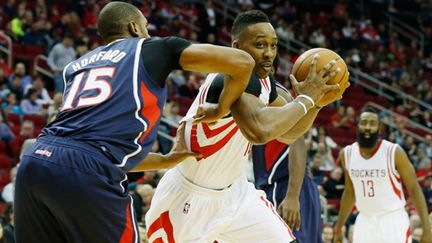 Dwight Howard en pénétration sous le regard de James Harden