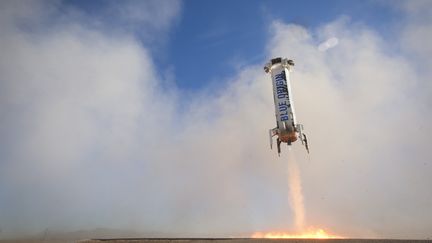 La fusée de&nbsp;Blue Origin après son décollage, le 2 avril 2016, près de Van Horn, au Texas (Etats-Unis).&nbsp; (BLUE ORIGIN / AFP)