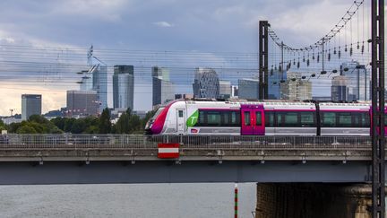 Un train de banlieue devant la Défense, samedi 18 septembre 2021.&nbsp; (MAXPPP)