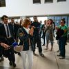 Gisèle Pelicot remercie le public, dans la salle des pas perdus du tribunal judiciaire d'Avignon (Vaucluse), le 23 septembre 2024. (CHRISTOPHE SIMON / AFP)