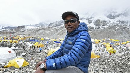 Kami Rita Sherpa au camp de base pour sa 25e ascension de l'Everest (Nepal),&nbsp; le 2 mai 2021. (PRAKASH MATHEMA / AFP)