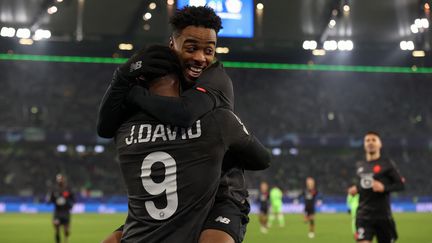 Angel Gomes et Jonathan David après le deuxième but lillois lors de la victoire à Wolfsburg, le 8 décembre 2021. (RONNY HARTMANN / AFP)