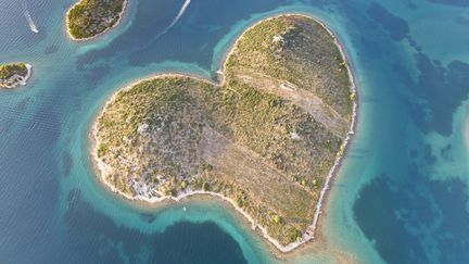 L'Île Galešnjak&nbsp;en forme de coeur, entre les îles de Pašman et la ville de Turanj en Croatie.&nbsp; (GETTY IMAGES)