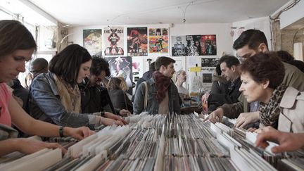 Des amateurs fouillent les bacs de disques chez le disquaire Ground Zero (Paris 10e) durant le Disquaire Day 2013.
 (Xavier de torres/MAXPPP)