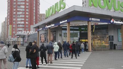 Une file d'attente devant un supermarché à Kiev le 24 février 2022.&nbsp; (SERGEY DOLZHENKO / EPA / MAXPPP)