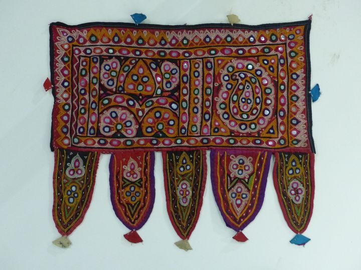 Mains brodeuses, Textiles du monde : Tenture Toran, Inde
 (Musée de la Chemiserie)