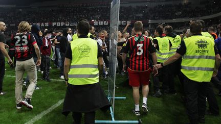 Des incidents avaient éclaté sur la pelouse de l'Allianz Riviera après le match Nice-Bastia (JEAN CHRISTOPHE MAGNENET / AFP)