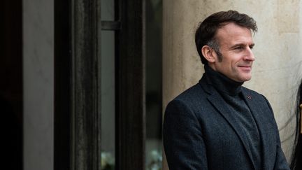 Emmanuel Macron devant le palais de l'Elysée, à Paris, le 9 décembre 2024. (ANDREA SAVORANI NERI / NURPHOTO / AFP)