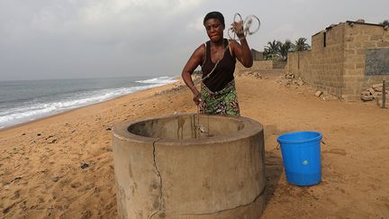 Mais en raison de la croissance de la population côtière et de l’exploitation des ressources naturelles, dont beaucoup de personnes dépendent, la tâche s’avère colossale. En 2019 à Abidjan, en Côte d’Ivoire, le secteur privé (ports, mines, agriculture, pétrole et gaz, transport, hôtellerie et pêche) des six pays concernés s’est engagé, à travers la formation d’un Comité consultatif, à la mise en œuvre d’actions pour renforcer la résilience du littoral ouest-africain face aux changements climatiques.&nbsp; &nbsp; (LUC GNAGO / REUTERS)