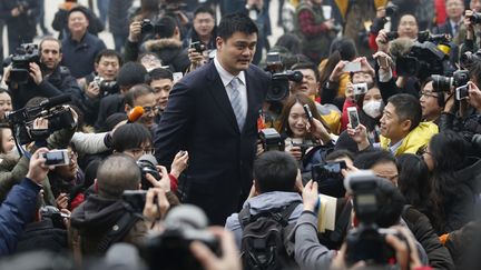 L'ancien basketteur chinois&nbsp;Yao Ming est entour&eacute; par les journalistes &agrave; son arriv&eacute; &agrave; la&nbsp;Conf&eacute;rence consultative politique du peuple chinois (CCPPC) &agrave; P&eacute;kin (Chine), le 3 mars 2014. (KIM KYUNG HOON / REUTERS)