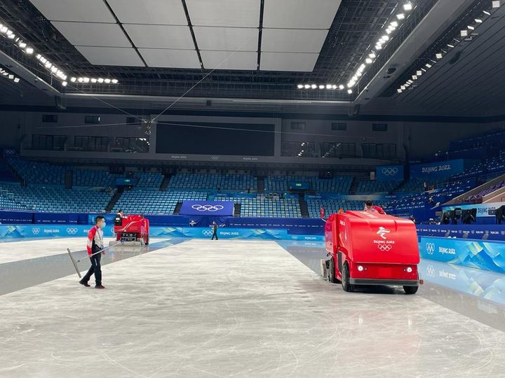 Une fois les&nbsp;surfaceuses passées, la patinoire se transforme en miroir avant que l'eau ne sèche. (Apolline Merle / franceinfo: sport)