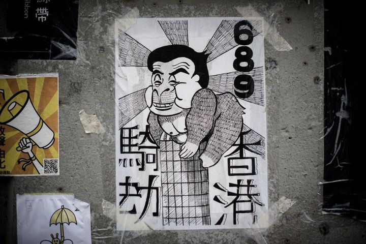 Une affiche représente le chef exécutant de Hong Kong Leung Chun-ying comme King Kong
 (PHILIPPE LOPEZ / AFP)