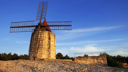 Le moulin Ribet dit moulin Daudet sur les hauteurs du village de Fontvieille (Bouches-du-Rhône)
 (MOIRENC Camille / hemis.fr)