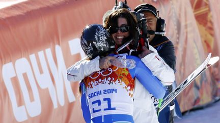 La Slov&egrave;ne Tina Maze et la Suissesse Dominique Gisin (de dos) s'&eacute;treignent apr&egrave;s l'&eacute;preuve de descente de ski alpin &agrave; Sotchi (Russie), le 12 f&eacute;vrier 2014. (RUBEN SPRICH / REUTERS)