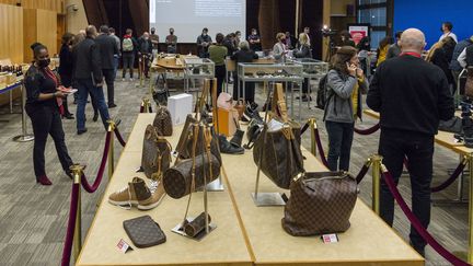 Des chaussures et sacs de luxe saisis&nbsp;ou confisqués par la justice et vendus aux enchères au ministère de l'Economie, le 5 novemvre 2021. (SERGE TENANI / HANS LUCAS)