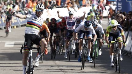 Le champion du monde Julian Alaphilippe célèbre sa victoire lors de la deuxième étape du tour du Pays basque, le 5 avril 2022. (JESUS DIGES / EFE)