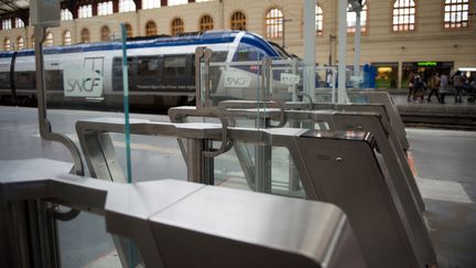 Dans la gare de Marseille-Saint-Charles, des portiques électroniques&nbsp;semblables&nbsp;à ceux installés à la gare Montparnasse, à Paris, seront également testés pendant trois mois.&nbsp; (BERTRAND LANGLOIS / AFP)