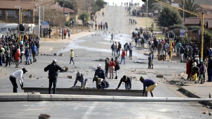 Rassemblement violent&nbsp;dans le township de Tembisa&nbsp;en Afrique du Sud, le 1er août 2022. (GUILLEM SARTORIO / AFP)