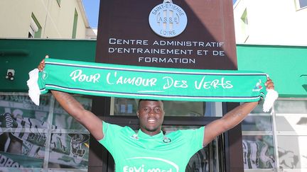 Henri Saivet pose avec le maillot de l'ASSE