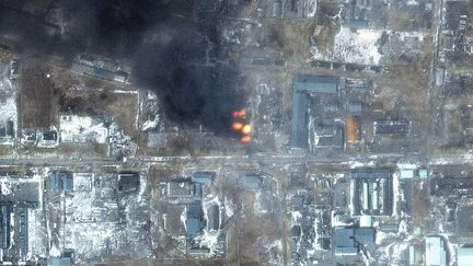 Une image satellite capturée le 12 mars 2022 montre un incendie dans une zone industrielle touchée par des frappes aériennes, à Marioupol (Ukraine). (AFP / SATELLITE IMAGE 2022 MAXAR TECHNOLOGIES)