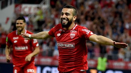 L'attaquant tunisien de Dijon Naïm Sliti fête son but contre Lens en barrage L1-L2, le 2 juin 2019 à Dijon. (JEAN-PHILIPPE KSIAZEK / AFP)