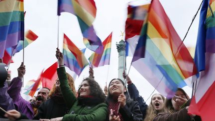 Des participants au Concert pour tous, &eacute;v&eacute;nement c&eacute;l&eacute;brant la loi sur le mariage pour tous, rassembl&eacute;s le 21 mai 2013 place de la Bastille, &agrave; Paris. (KENZO TRIBOUILLARD / AFP)