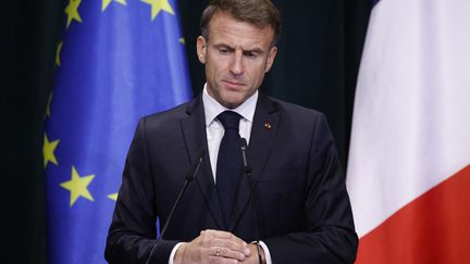 Emmanuel Macron lors d'une conférence de presse, à Tirana (Albanie), le 17 octobre 2023. (LUDOVIC MARIN / AFP)