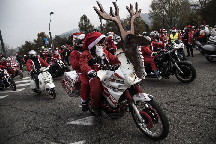 Des pères Noël en scooters et en motos. (MARCO BERTORELLO / AFP)