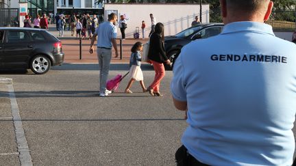 Un gendarme devant un collège, à l'occasion de la rentrée scolaire, le 31 août 2016.&nbsp; (MAXPPP)