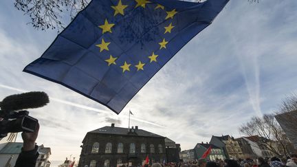 Des manifestants r&eacute;clament un r&eacute;f&eacute;rendum sur l'entr&eacute;e de l'Islande dans l'Union europ&eacute;enne, le 24 f&eacute;vrier 2014, &agrave;&nbsp;Reykjavik&nbsp;(Islande). (HALLDOR KOLBEINS / AFP)