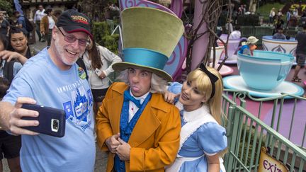 Jeff Reitz se prend en photo au parc Disneyland d'Anaheim, en Californie (Etats-Unis), le 22 juin 2017. (JOSHUA SUDOCK / DISNEY 2017 / AFP)