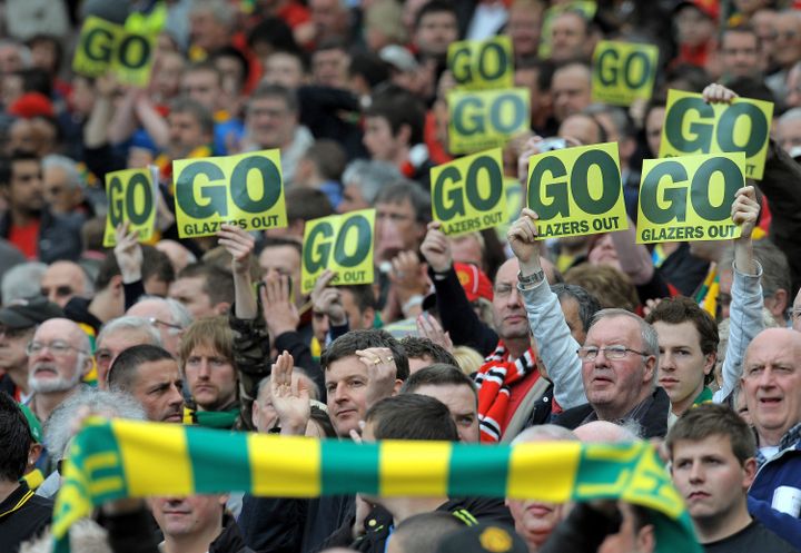 Les supporters de Manchester United manifestent dans les tribunes d'Old Trafford pour réclamer le départ du propriétaire Malcolm Glazer, le 9 mai 2010. (ANDREW YATES / AFP)