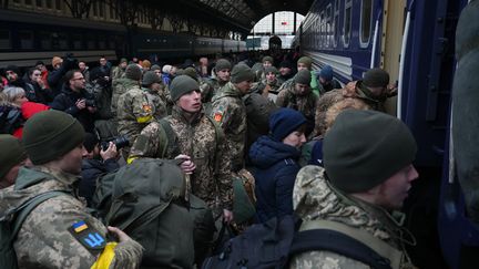 Des militaires ukrainiens montent à bord d'un train en direction de Kiev à la gare centrale de la ville de Lviv, le 9 mars 2022. Photo d'illustration.&nbsp; (ALEKSEY FILIPPOV / AFP)