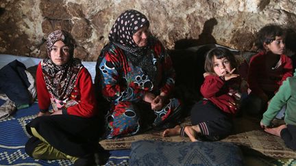 Une famille de réfugiés syriens a trouvé un abri à 15 km ai nord-ouest d'Idlib, le 23 février 2020. (AREF TAMMAWI / AFP)