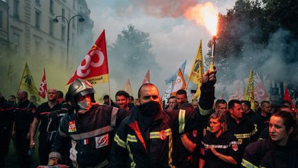 Des pompiers manifestent à Paris, le 15 octobre. (MATHIAS ZWICK / HANS LUCAS)