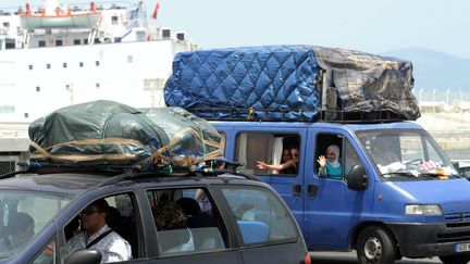 Des Marocains résidant à l'étranger quittent le port de Tanger à l'issue de la traversée le 8 juillet 2010. (ABDELHAK SENNA / AFP)