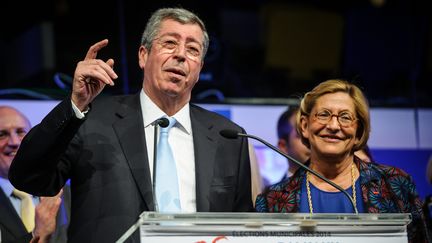 Le d&eacute;put&eacute;-maire UMP de Levallois-Perret (Hauts-de-Seine), Patrick Balkany, et sa premi&egrave;re adjointe et &eacute;pouse Isabelle, lors d'un meeting pour les municipales, le 6 mars 2014. (MAXPPP)