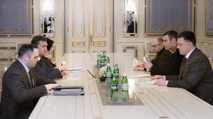 Le pr&eacute;sident ukrainien&nbsp;Viktor Ianoukovitch (&agrave; gauche, au centre), rencontre les principaux leaders de l'opposition, lundi 27 janvier 2014 &agrave; Kiev. (ANDREI MOSIENKO / UKRAINIAN PRESIDENTIAL PRESS / AFP)