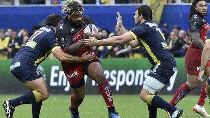 Mathieu Bastareaud face à la défense clermontoise (THIERRY ZOCCOLAN / AFP)