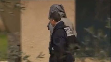 L'homme de 32 ans suspect&eacute; d'avoir tu&eacute; une joggeuse &agrave; N&icirc;mes (Gard), lors de son interpellation &agrave; son domicile le 29 janvier 2013. (FRANCE 3 LANGUEDOC-ROUSSILLON / FRANCETV INFO)