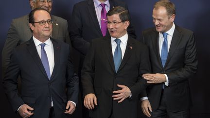 Le président de la République François Hollande (à gauche), le Premier ministre&nbsp;Ahmet Davutoglu et le président du Conseil européen&nbsp;Donald Tusk, le 7 mars 2016 à Bruxelles. (POOL CHRISTOPHE LICOPPE / BELGA MAG / AFP)