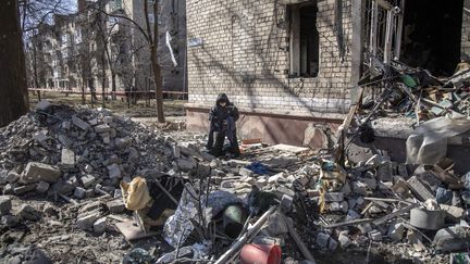 Un habitant au milieu des décombres à Kramatorsk, dans l'est de l'Ukraine, le 14 mars 2023. (NARCISO CONTRERAS / ANADOLU AGENCY / AFP)