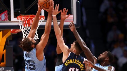 Joakim Noah au rebond avec Memphis (MATTHEW STOCKMAN / GETTY IMAGES NORTH AMERICA)