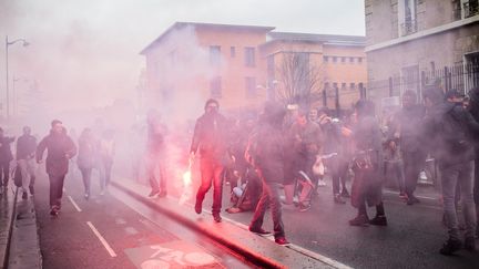 Une manifestation de lycéens à Paris, le 25 mars 2016, en soutien à l'élève du lycée Bergson frappé par des policiers. (MAXPPP)