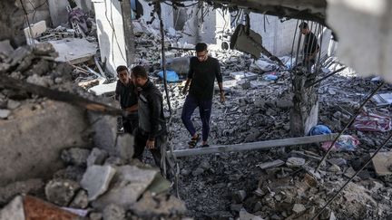 Des habitants de Rafah inspectent les ruines d'un immeuble après un bombardement israélien, le 3 mai 2024. (ISMAEL MOHAMAD / UPI / SIPA)