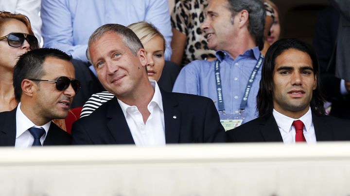 Jorge Mendes en discussion avec le vice-pr&eacute;sident de l'AS Monaco, Vadim Vasilyev (au centre),&nbsp;dans la tribune du Stade Louis II &agrave; Monaco, le 30 ao&ucirc;t 2014. A gauche, l'attaquant&nbsp;colombien Radamel Falcao, repr&eacute;sent&eacute; par Jorge Mendes. (ERIC GAILLARD / REUTERS)